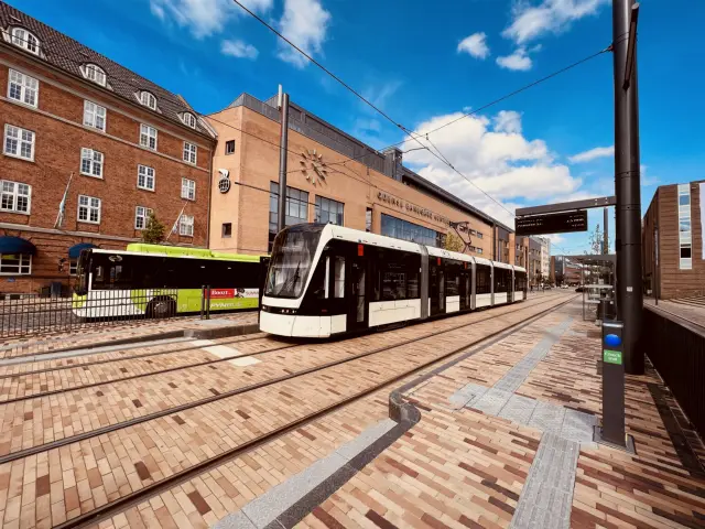 Billede af letbanetog ud for Odense Banegård Letbanestation.