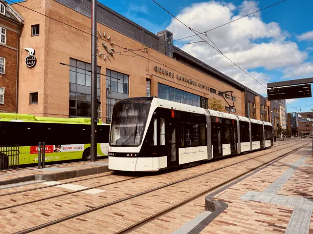 Billede af letbanetog ud for Odense Banegård Letbanestation.