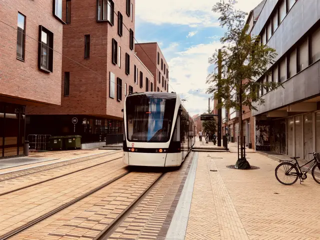 Billede af letbanetog ud for Odeon Letbanestation.