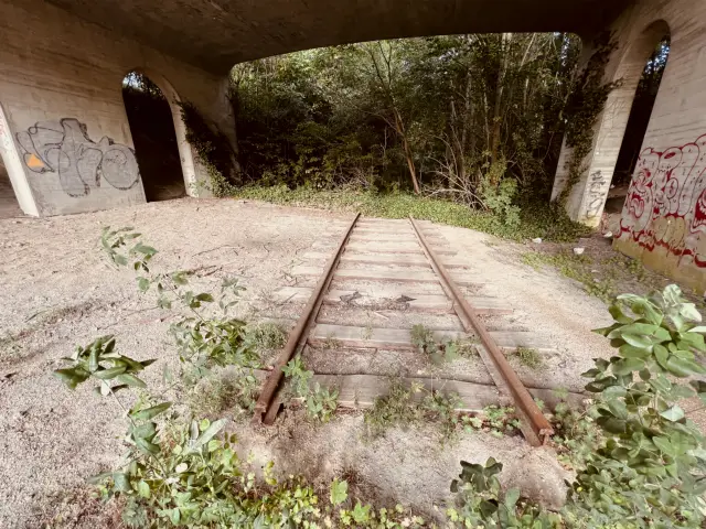 Billede af vejbroen over den nedlagte Køge-Ringsted Bane her ved Ringsted Station.
