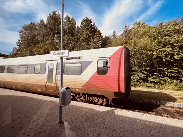 Billede af LT MF 1044, tidligere GDS-HFHJ MF 1044 - fotograferet ud for Grænge Station.