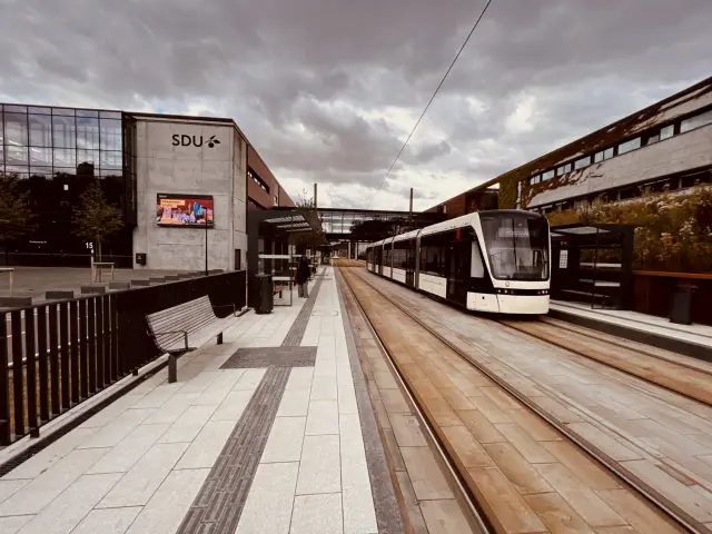 Billede af letbanetog ud for Campus Odense Letbanestation.