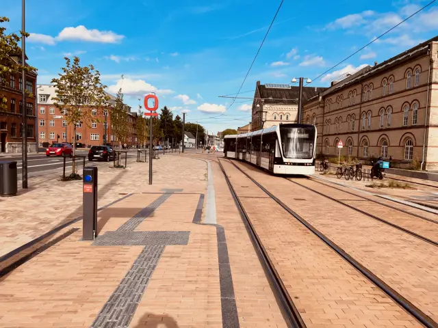 Billede af letbanetog ud for Vesterbro Letbanestation.