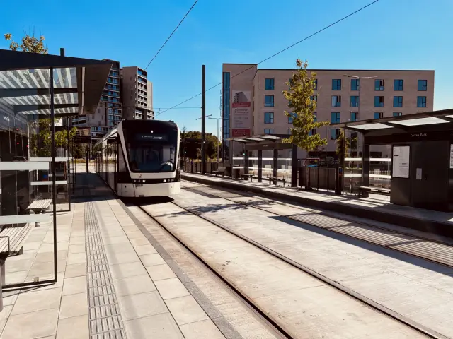 Billede af letbanetog ud for Cortex Park Letbanestation.