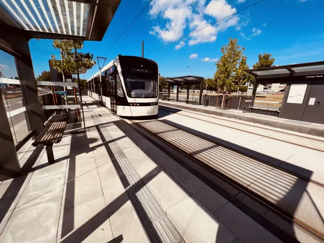 Billede af Odense Letbane togsæt 15 fotograferet ud for Cortex Park Letbanestation.
