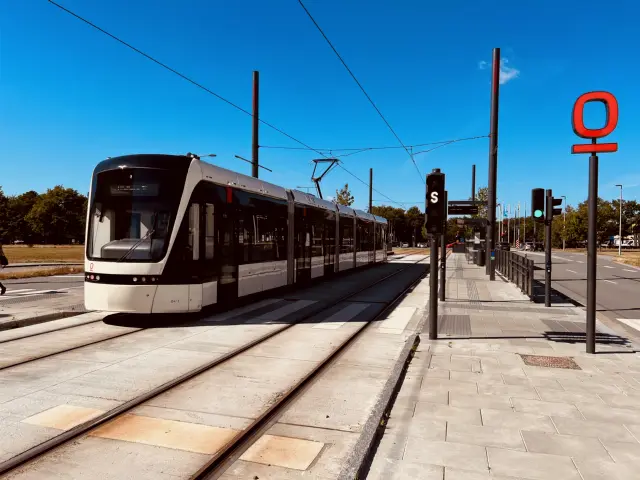 Billede af Odense Letbane togsæt 04 fotograferet ud for Cortex Park Letbanestation.