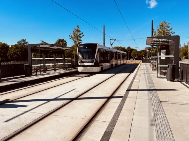 Billede af letbanetog ud for Cortex Park Letbanestation.