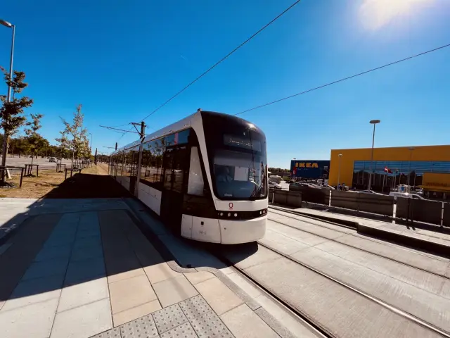 Billede af Odense Letbane togsæt 08 fotograferet ud for IKEA Letbanestation.