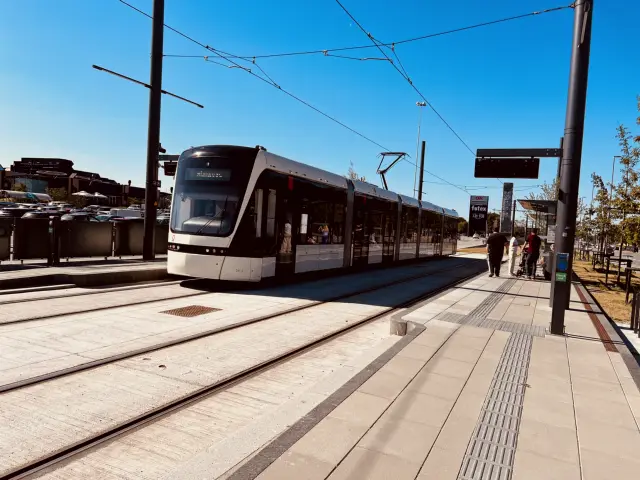 Billede af letbanetog ud for Rosengårdcentret Letbanestation.