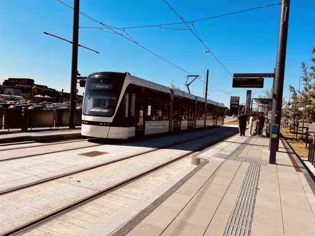 Billede af letbanetog ud for Rosengårdcentret Letbanestation.