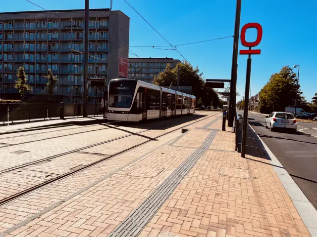 Billede af letbanetog ud for Korsløkke Letbanestation.