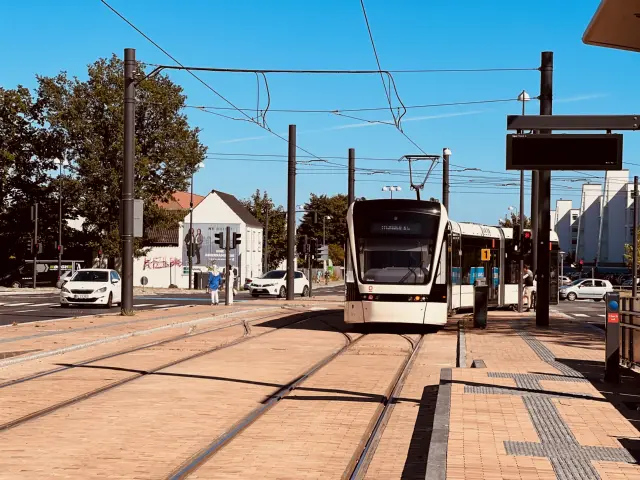 Billede af letbanetog ud for Korsløkke Letbanestation.