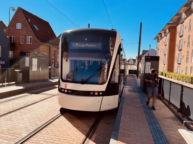 Billede af Odense Letbane togsæt 02 fotograferet ud for Palnatokesvej Letbanestation.