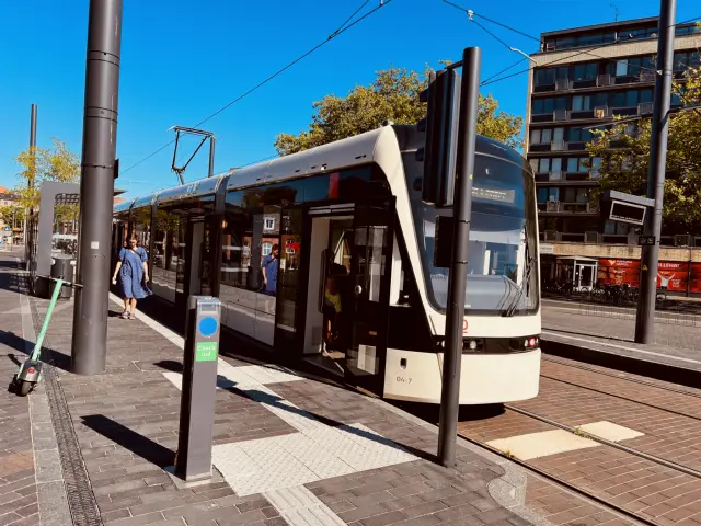 Billede af letbanetog ud for Benedikts Plads Letbanestation.