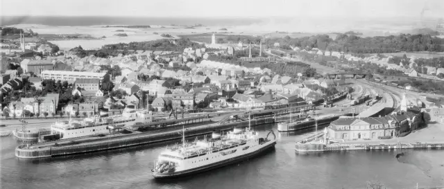 Billede af Korsør Station med færgen Sjælland til venstre for - bemærk lasten af folkevognsbobler på jernbanevognene. 