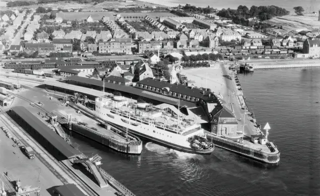 Billede af Korsør Station med færgen Sjælland ud for - bemærk lasten af folkevognsbobler på jernbanevognene. 