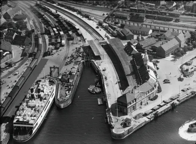 Billede af Korsør Station med færgen "Nyborg" i havn.