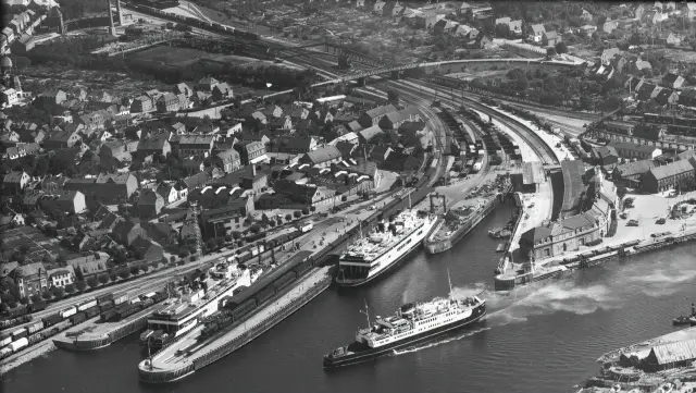 Billede af Korsør Station med færgen "Nyborg" i havn og færgen "Freia" sejlende forbi.