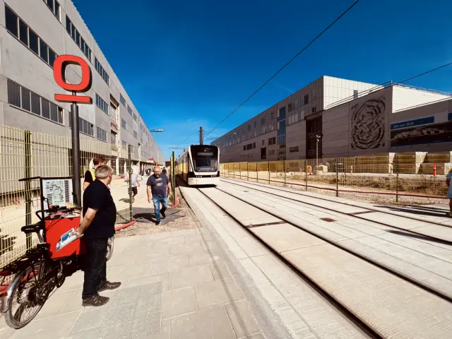 Billede af tog ud for Hospital Syd Letbanestation.