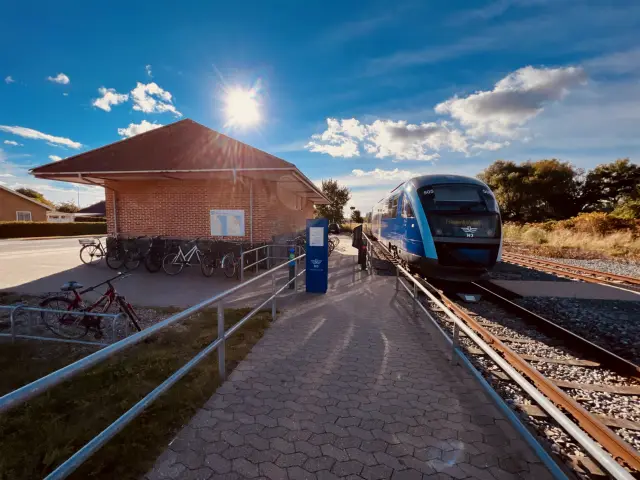 Billede af tog ud for Strandby Station.