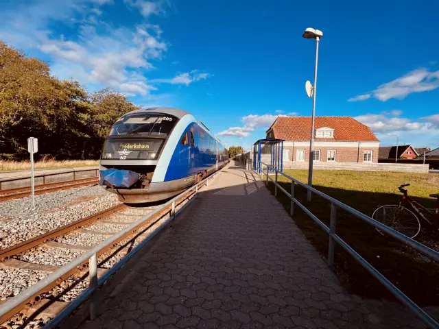 Billede af tog ud for Strandby Station.