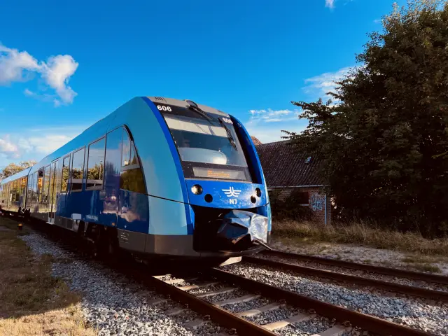 Billede af tog ud for Jerup Station.