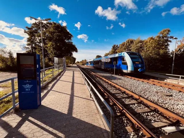 Billede af tog ud for Jerup Station.