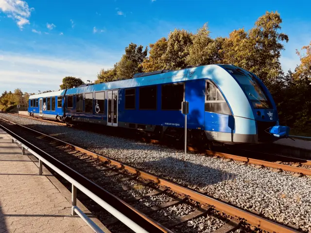 Billede af tog ud for Jerup Station.