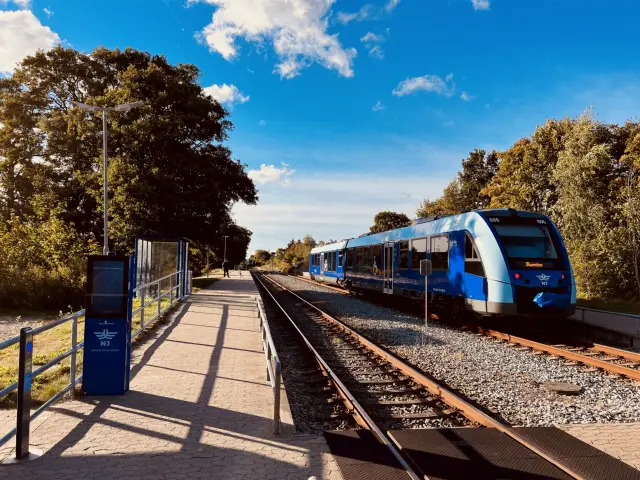 Billede af tog ud for Jerup Station.
