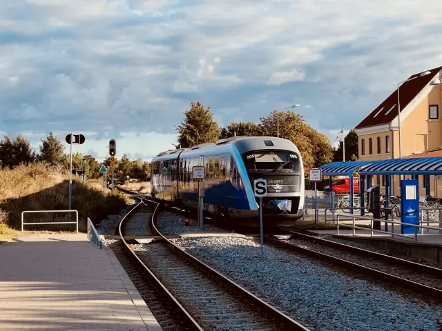 Billede af tog ud for Ålbæk Station.