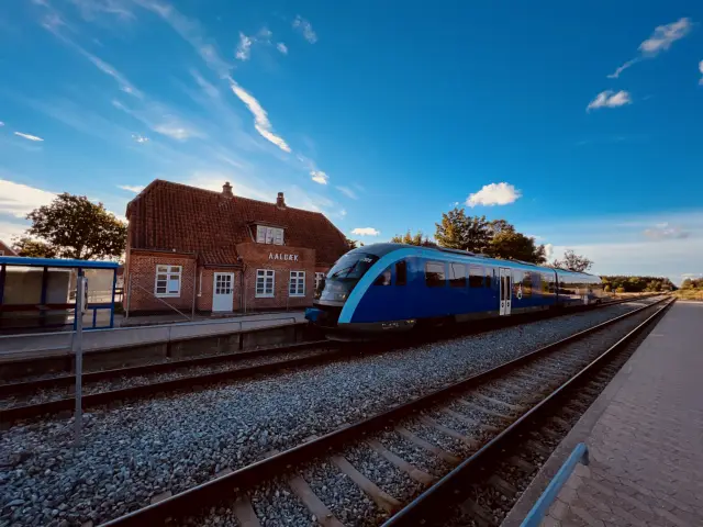 Billede af tog ud for Ålbæk Station.