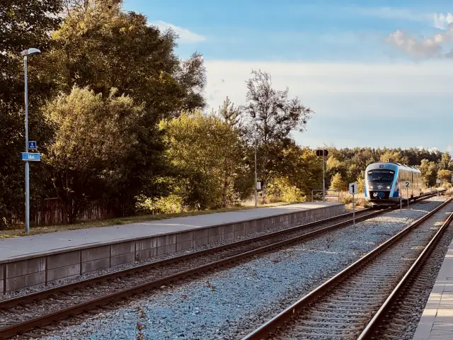 Billede af tog ud for Ålbæk Station.