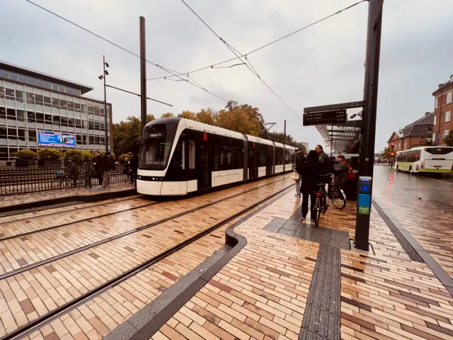 Billede af tog ud for Odense Banegård Letbanestation.