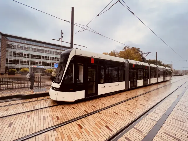 Billede af tog ud for Odense Banegård Letbanestation.