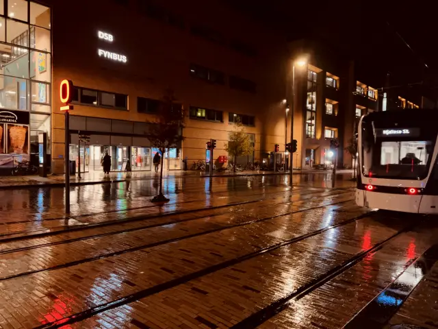 Billede af tog ud for Odense Banegård Letbanestation.