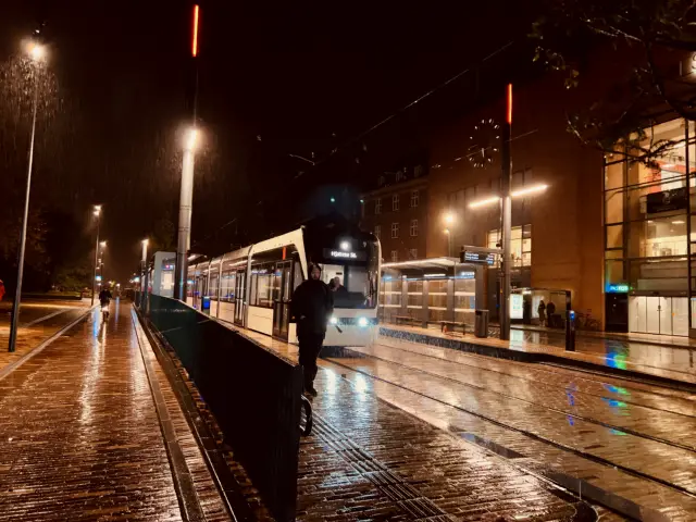 Billede af tog ud for Odense Banegård Letbanestation.