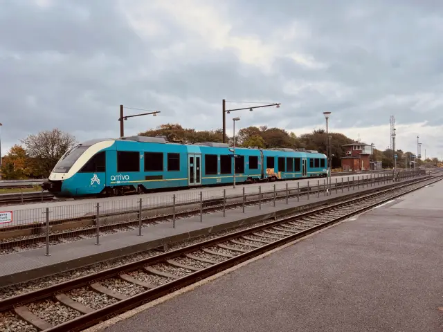 Billede af tog ud for Struer Station.