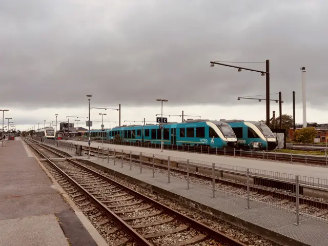 Billede af tog ud for Struer Station.