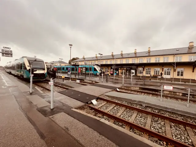 Billede af tog ud for Struer Station.