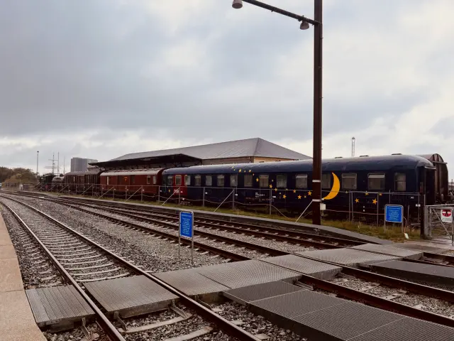 Billede af tog ud for Struer Station.