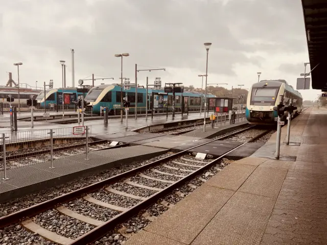 Billede af tog ud for Struer Station.