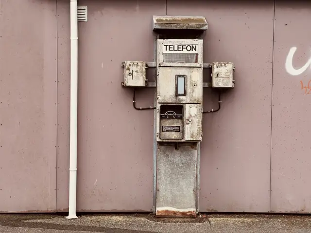 Billede af den gamle telefon ved Hjerm Station.