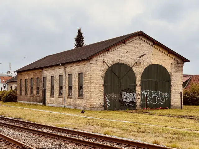 Billede af Holstebro Stations remise.