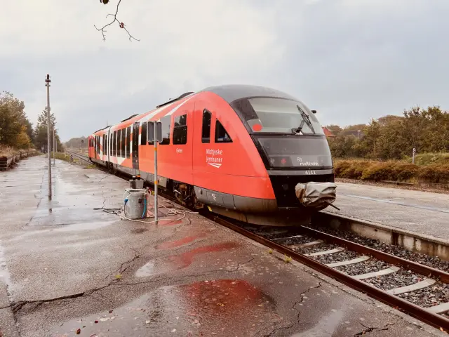Billede af tog ud for Vemb Station.
