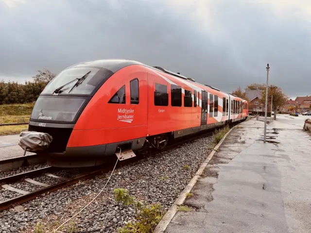 Billede af tog ud for Vemb Station.