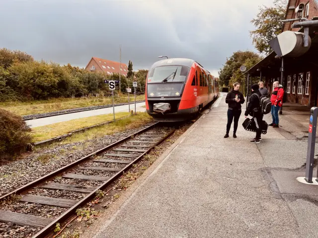Billede af tog ud for Vemb Station.