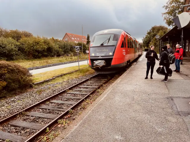 Billede af tog ud for Vemb Station.