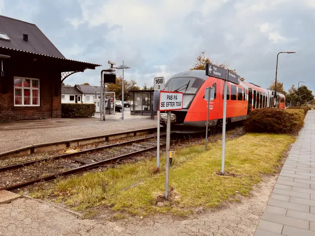 Billede af tog ud for Vemb Station.
