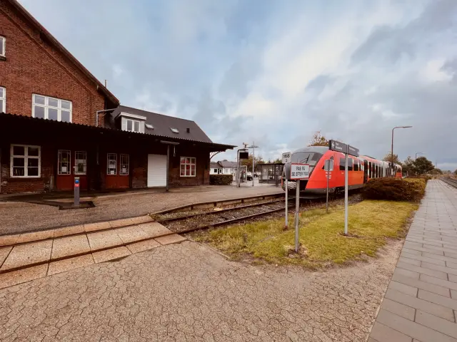 Billede af tog ud for Vemb Station.
