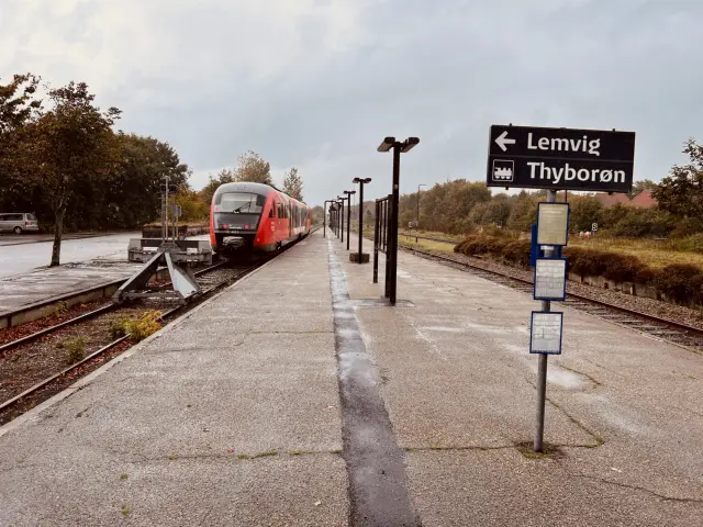 Billede af tog ud for Vemb Station.